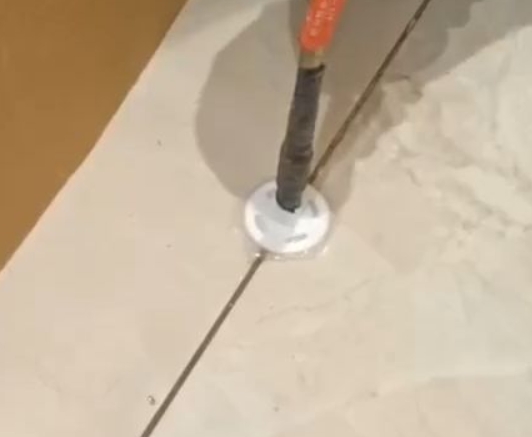 蓬安瓷砖空鼓维修公司专业解答瓷砖在铺贴过程中，如果没有涂抹均匀到位的粘结材料（如水泥砂浆或瓷砖胶），可能会导致以下问题