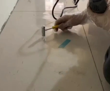 蓬安瓷砖开裂维修公司专业分享瓷砖在铺贴前如果没有沥干水分，将会导致以下问题